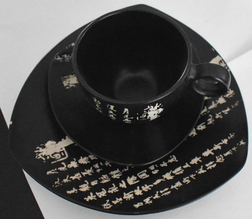 Czarna chińska ceramiczna filiżanka z podstawkami