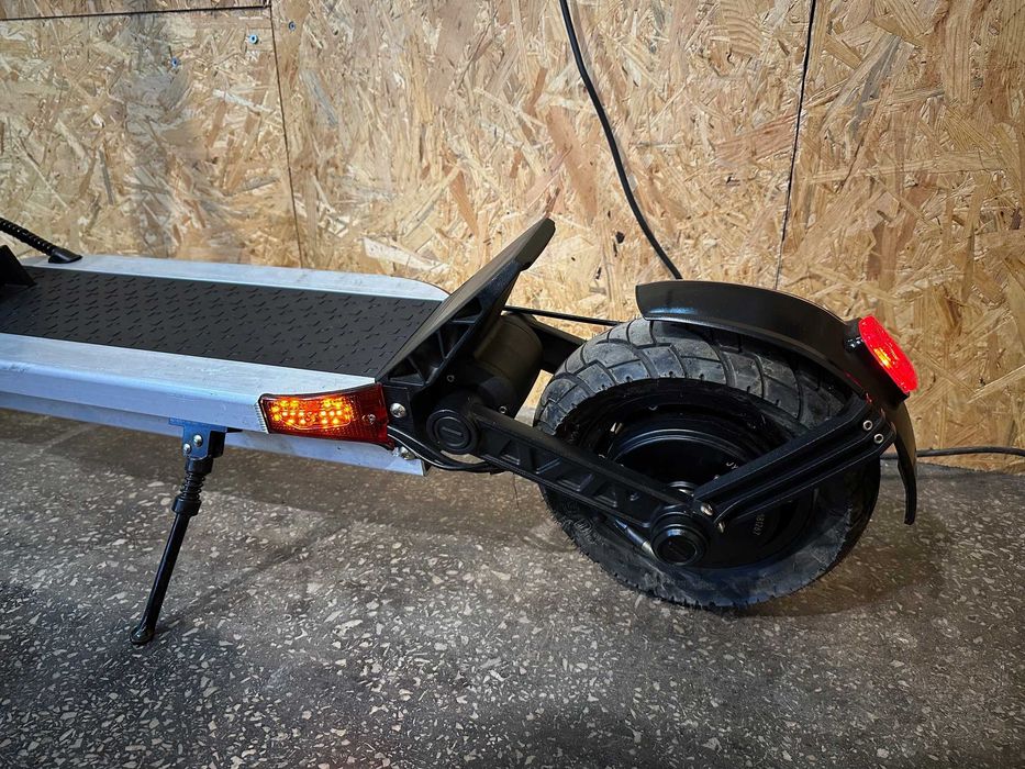 Hulajnoga Motus Pro 10 2022 (nietypowy srebrny kolor)