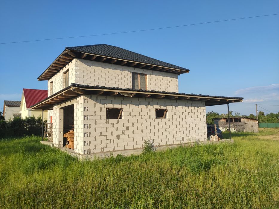 Двоповерховий будинок в селі Руська Поляна