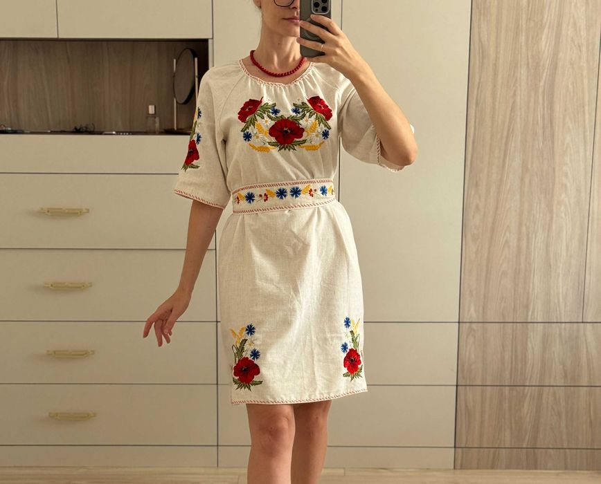 Сукня вишиванка лляна розмір 46 М  48 L, колір молочний, червоні квіти
