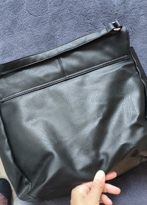 Czarna torebka na ramię Sinsay frędzle