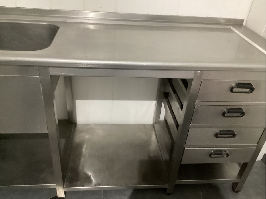 Bancada de inox com gavetas e lava loica com 2 cubas