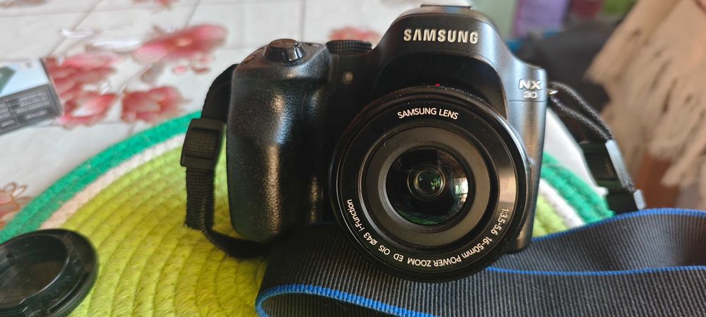 Aparat Samsung NX30 z obiektywem