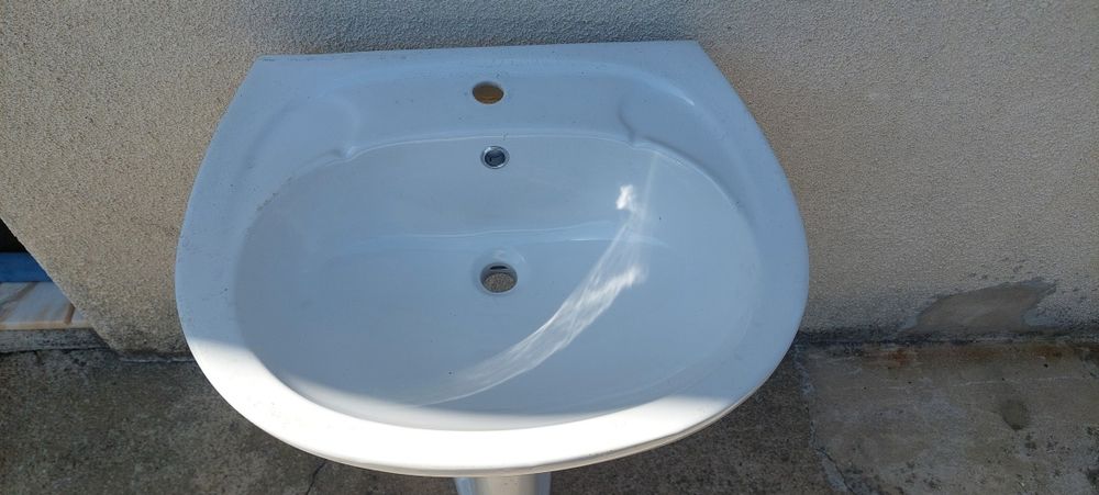 Lavatório novo com base