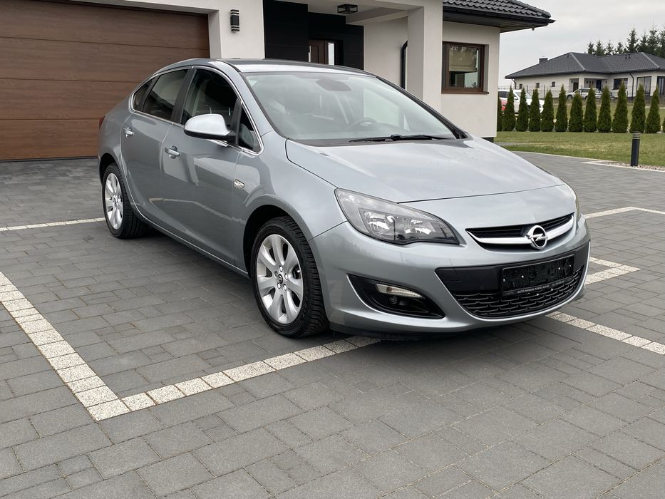 Opel Astra Benzyna sedan lift