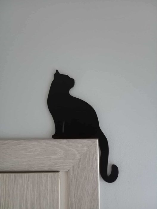 Drewniana dekoracja ścienna. Czarny kot narożny