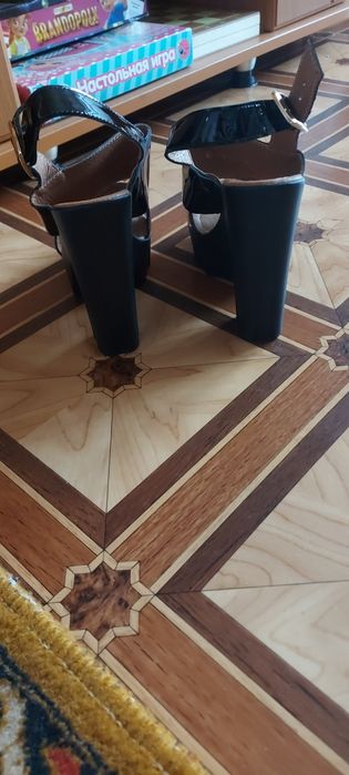 Босоножки на каблуке