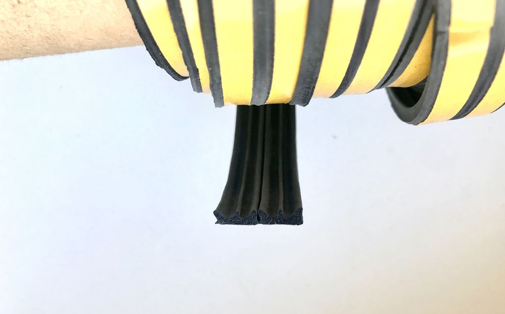 Ущілювач для дверей та вікон Е-подібний