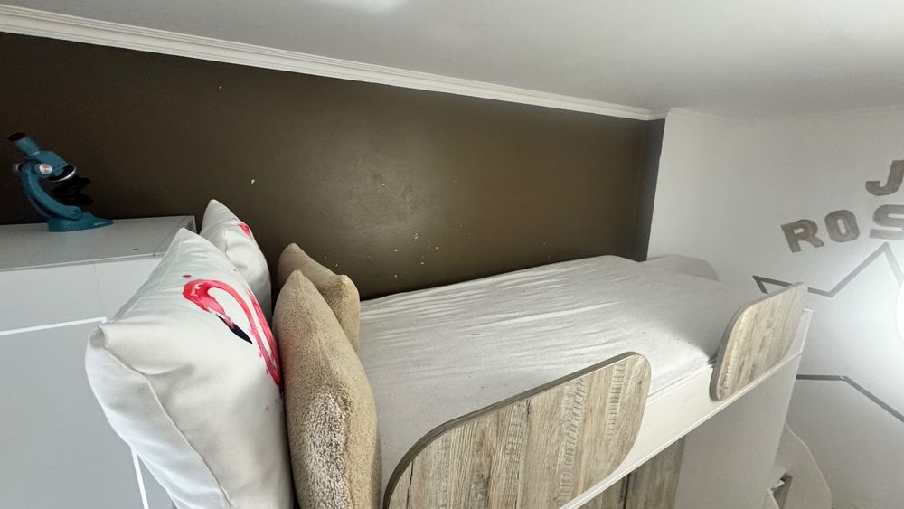 Cama Alta Juvenil Completa com Secretária, Roupeiro e Arrumação