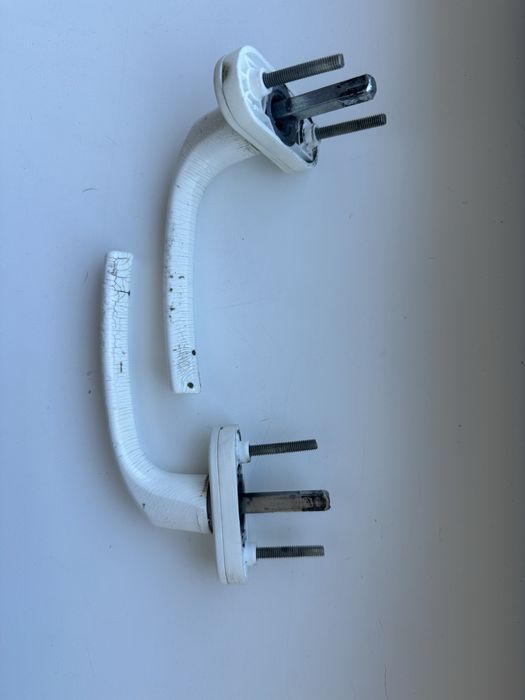 Ручки для окна белого цвета