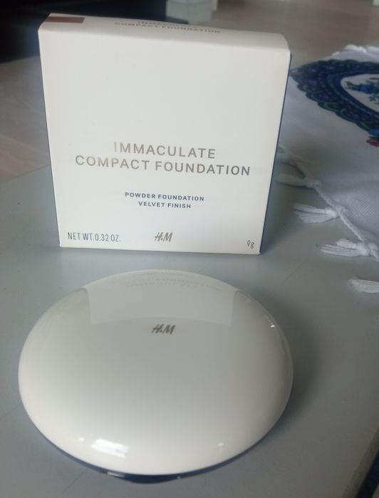 Puder prasowany w kompakcie z lusterkiem H&M