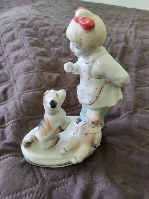 Статуэтка фарфор "Девочка с собачкой"