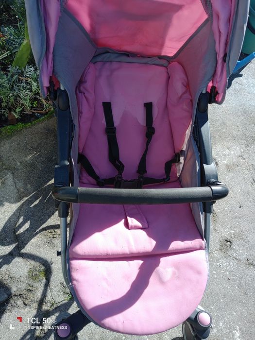 Carrinho de bebê em estado razoável com tudo a funcionar na perfeição.