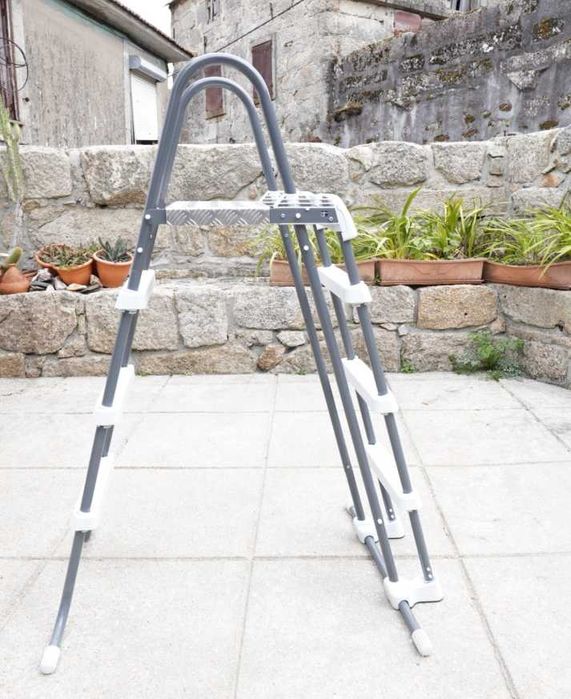 Escada piscina Intex entre 91 e 107 cm