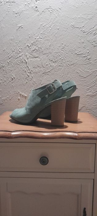 Nowe Pistacjowe sandały na słupku zamszowe okazja