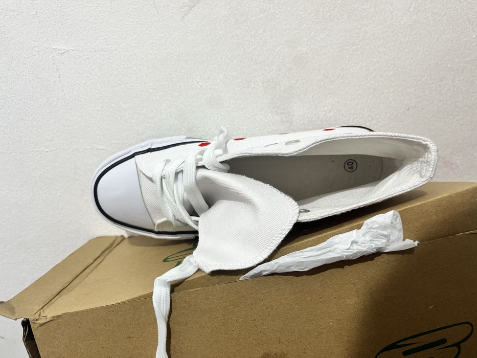 Vendo ténis brancos novos – Tamanho 40