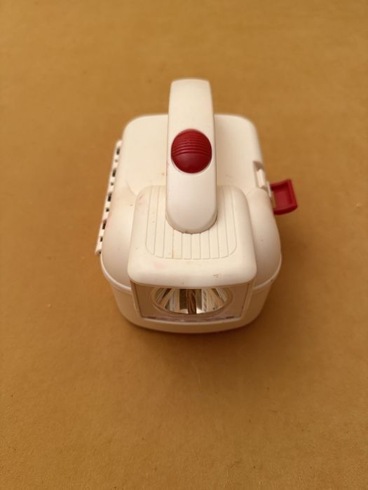 Caixa de primeiros socorros com lanterna