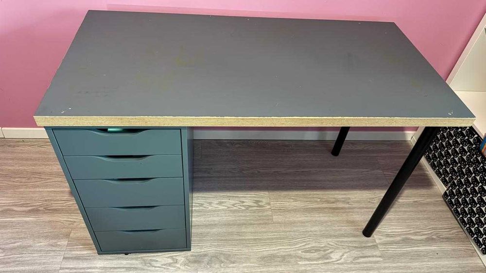 Biurko IKEA ALEX z szufladami i szarym blatem