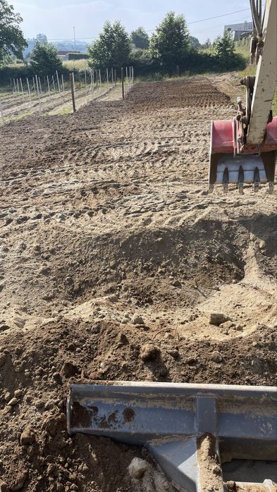 Serviço  trabalho giratoria terraplanagem escavaçoes