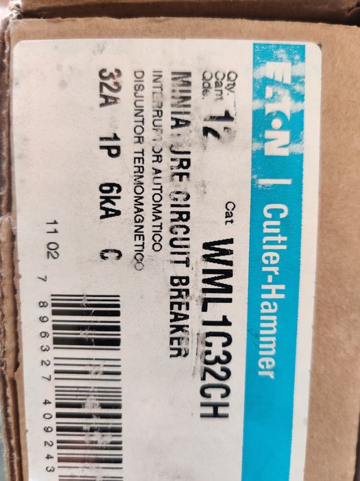 Caixa com disjuntores 32A novos