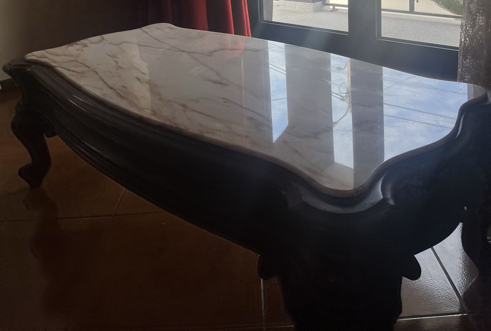 mesa central com tampo em mármore