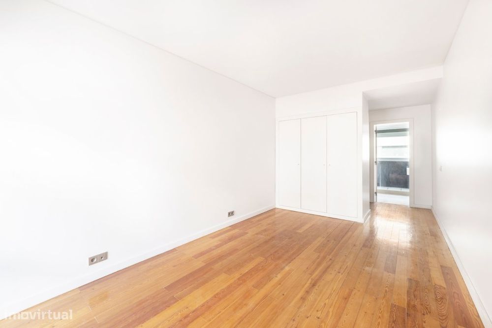 Apartamento no Chiado com 2 salas e 2 quartos e 2 lugares de estaciona