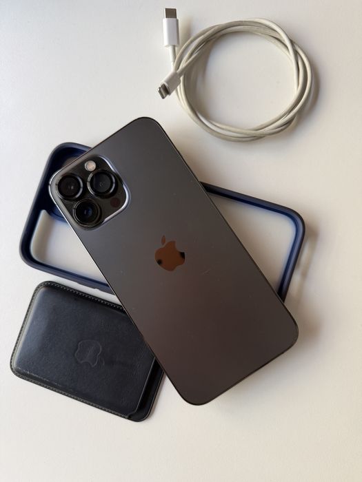 Iphone 13 pro max com capa e porta documentos. O iphone nao tem nenhu
