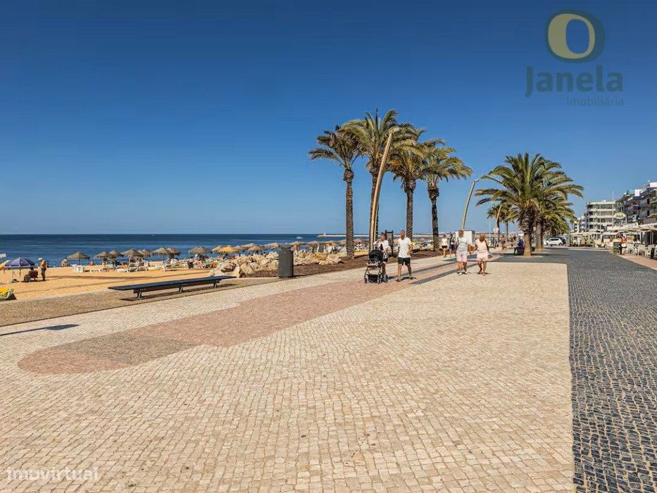 T2 renovado em Quarteira junto ao calçadão