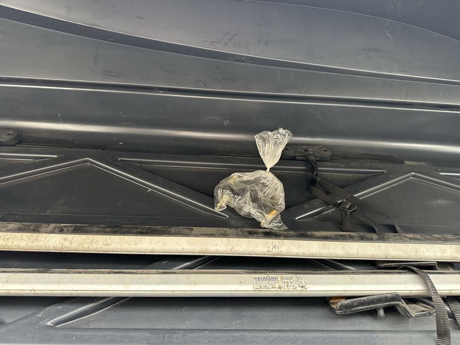 Box dachowy z belkami na relingi