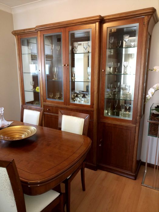 Estante e mesa com cadeiras cerejeira