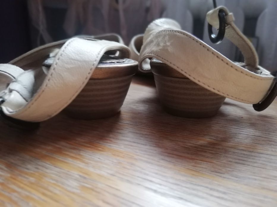 Buty. Skórzane  bezowe