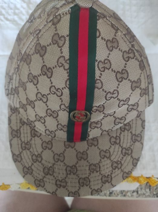 Bonés da Gucci, em Preto e Creme.