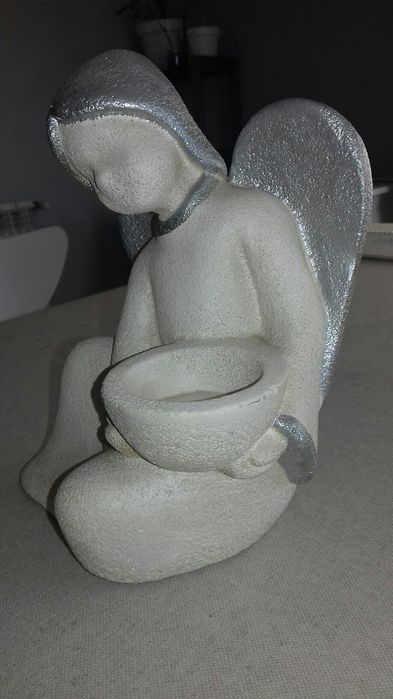 Anjo decorativo em pedra trabalhada