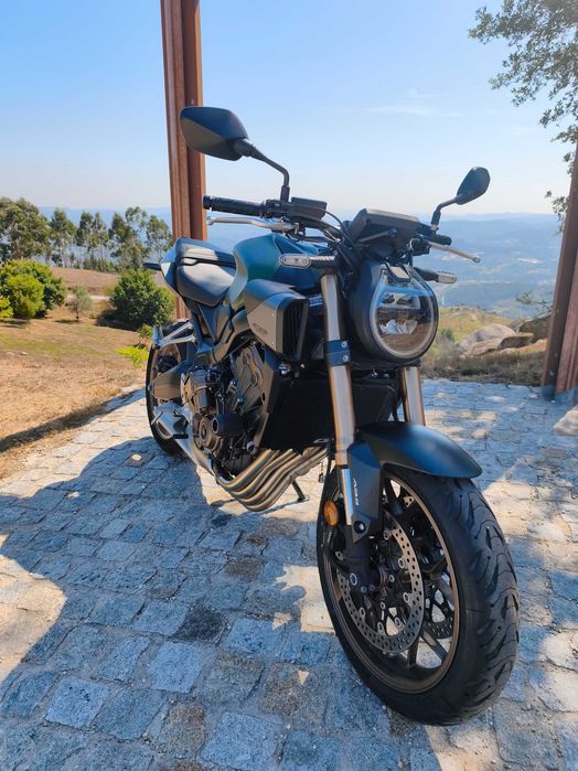 Honda CB650R E-Clutch 2025 | Verde | 8.500 km