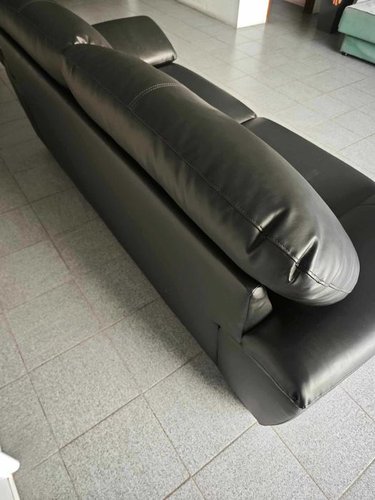 Sofá preto extra confortável