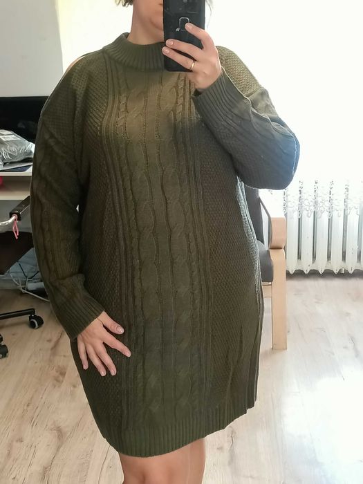 Sukienka sweterkowa z rpzcięciem na ramieniu 44/46 i 48/50