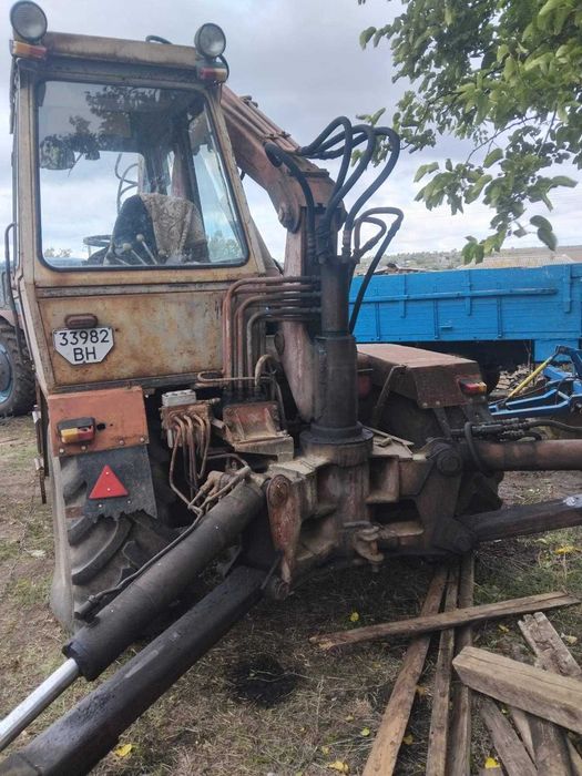 Трактор-навантажувач Карпатець