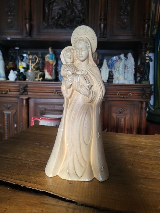 Stara figurka Maryja z dzieciątkiem Jezus