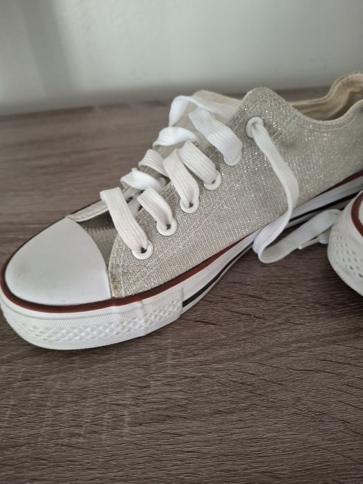 Tenis usados um dia n37 mas calça  36