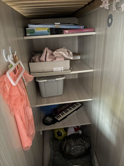 Łóżko piętrowe z szafą, magazynem i materacem