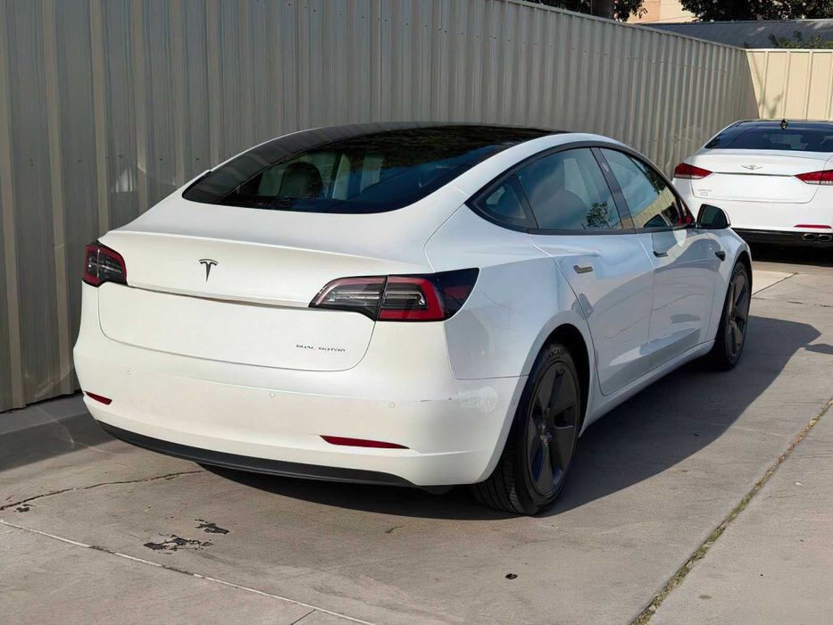 Tesla Model 3 Long Range      2022