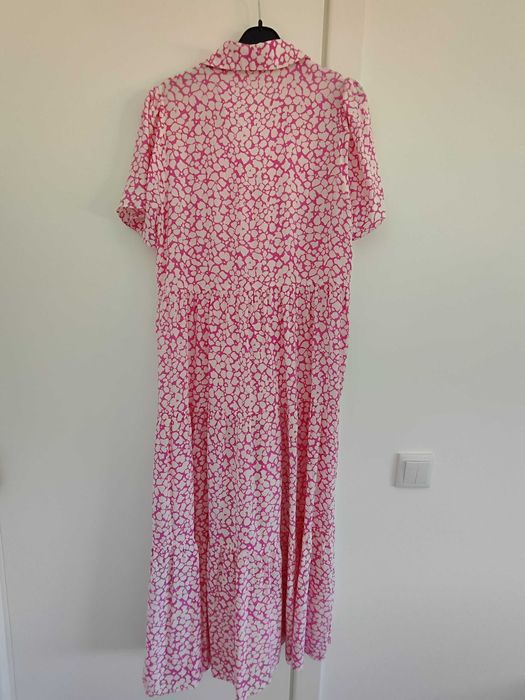 Vestido com estampado rosa e branco, com painéis da Zara
