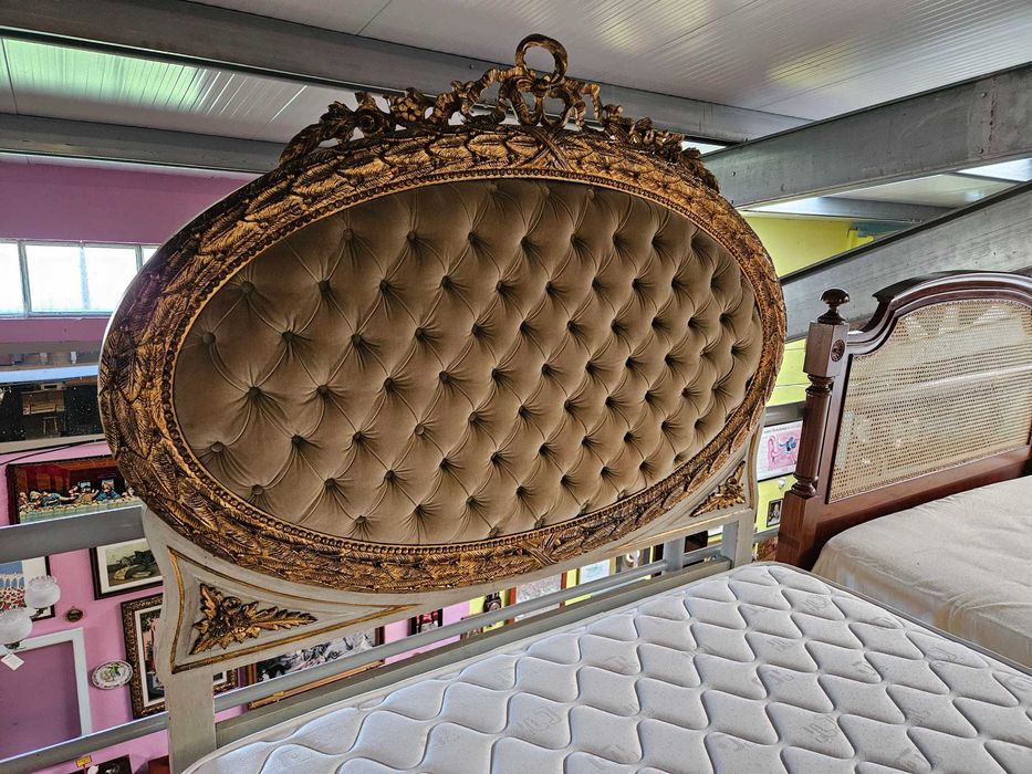 Cama antiga com bonita cabeceira, mais estrado e colchão - Algumas