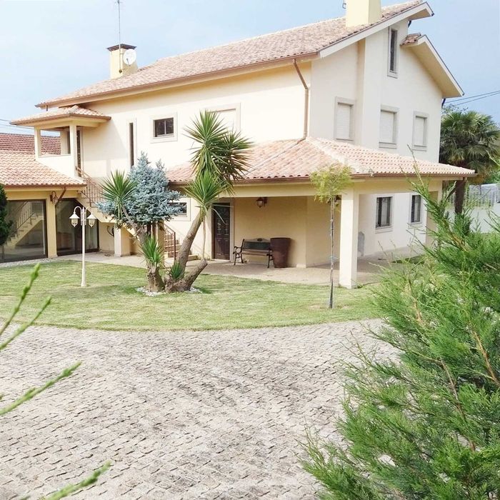 Apartamento com 1 quarto, cozinha, jardim e estacionamento