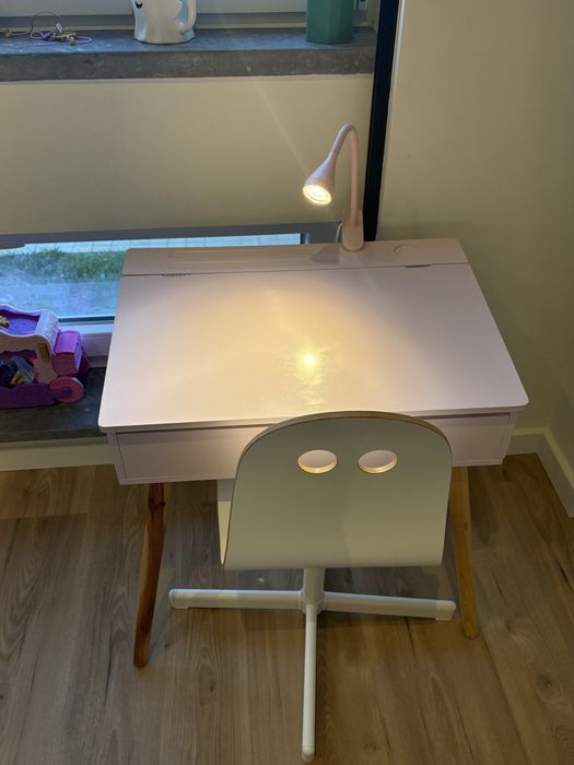 Secretaria e cadeira de menina