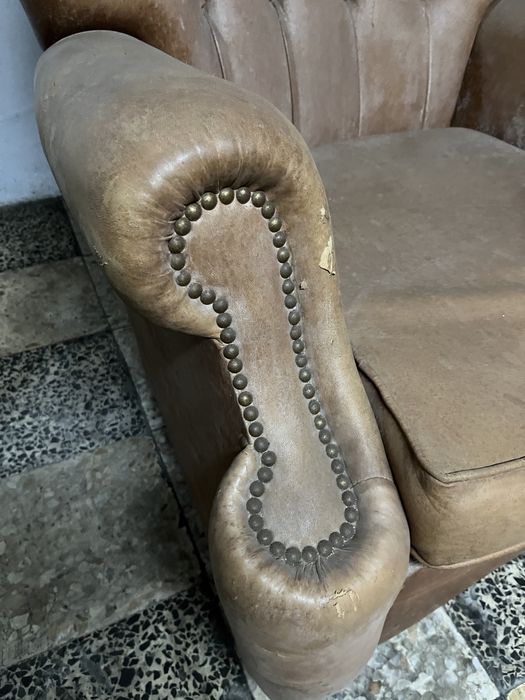 Sofá em pele castanho