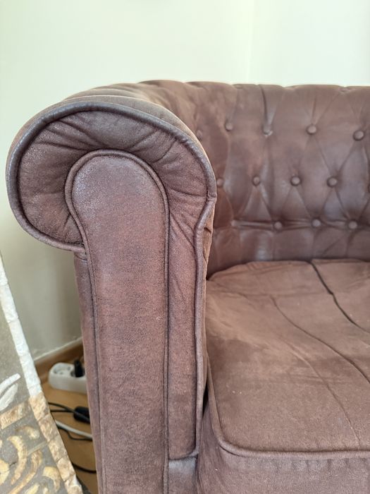 Poltrona estilo Chesterfield em castanho