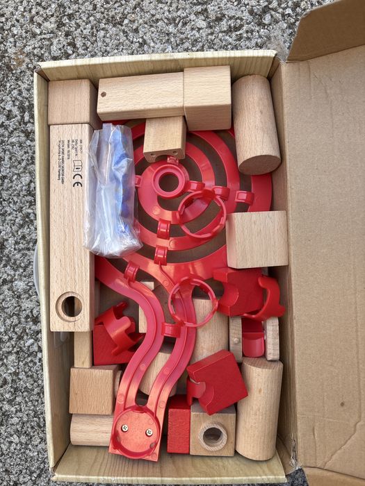 Pista de bolas criança em madeira com berlindes