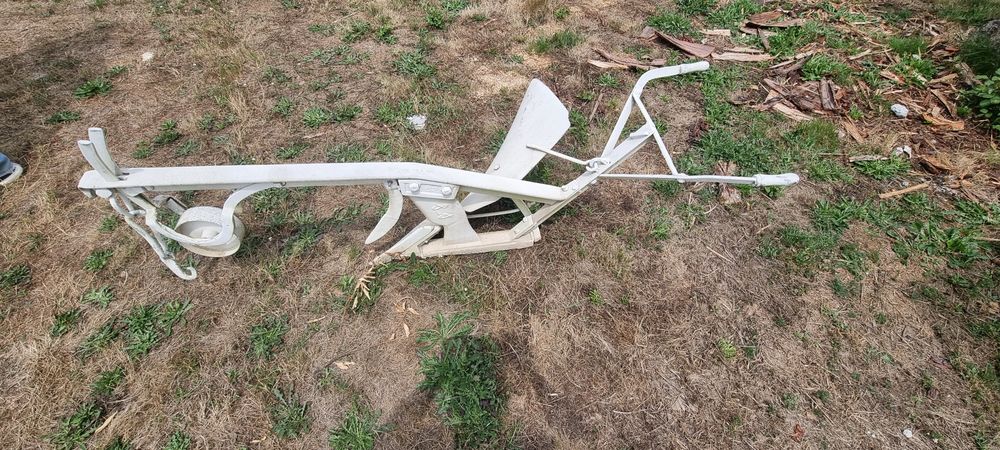 Arado pintado em bom estado