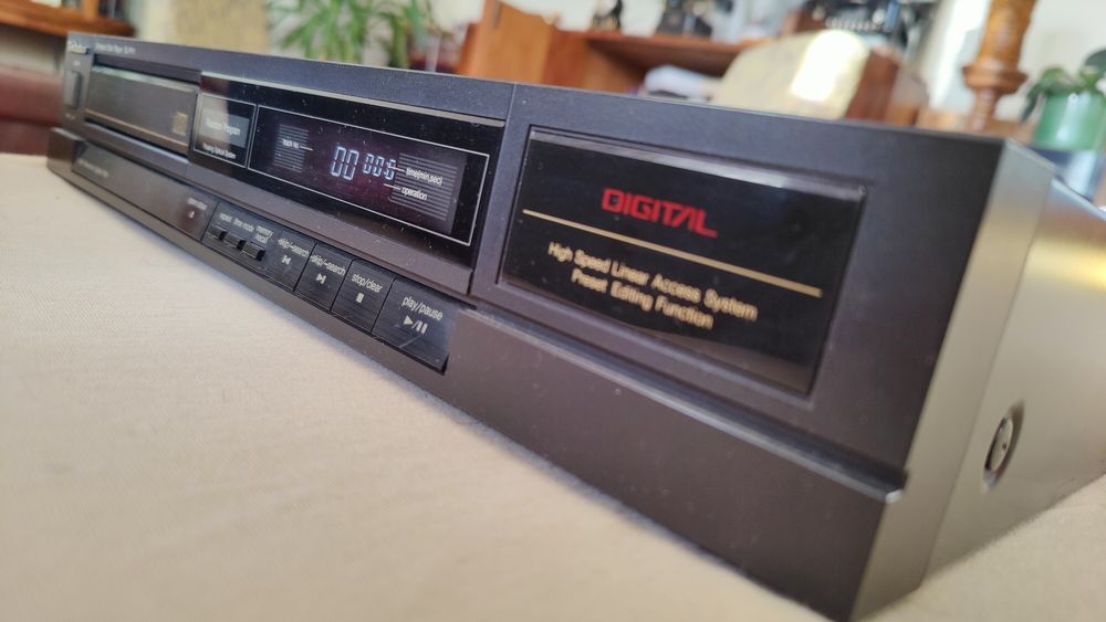 Technics  SL P 111    CD Player